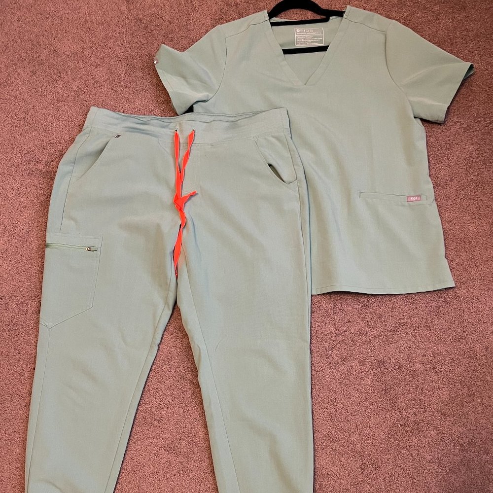 FIGS Scrub set in Jade